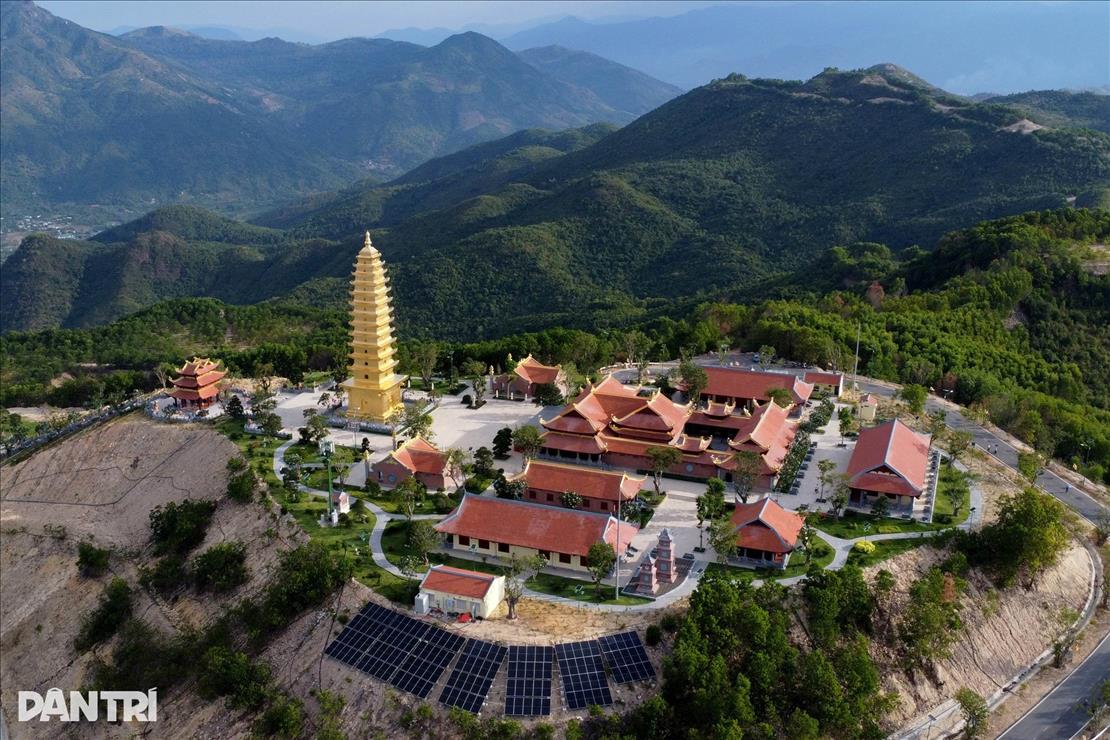 chua-truc-lam-phung-thuy-son-voi-bao-thap-13-tang (1).jpg